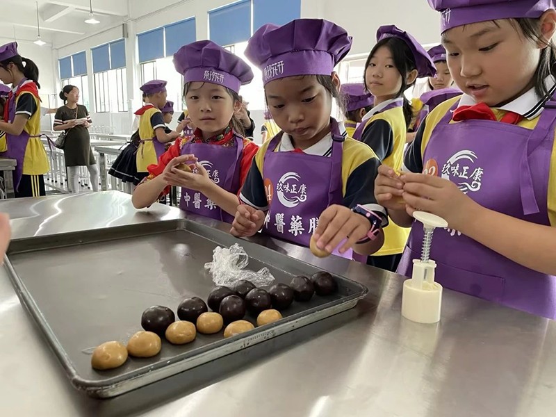 邵陽(yáng)市五里牌小學(xué)“民族團(tuán)結(jié)話中秋”活動(dòng)在玖味中醫(yī)藥膳研學(xué)實(shí)踐教育基地順利舉行